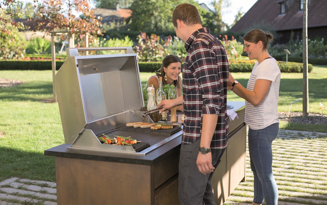 Enjoy summer with a garden kitchen and good friends