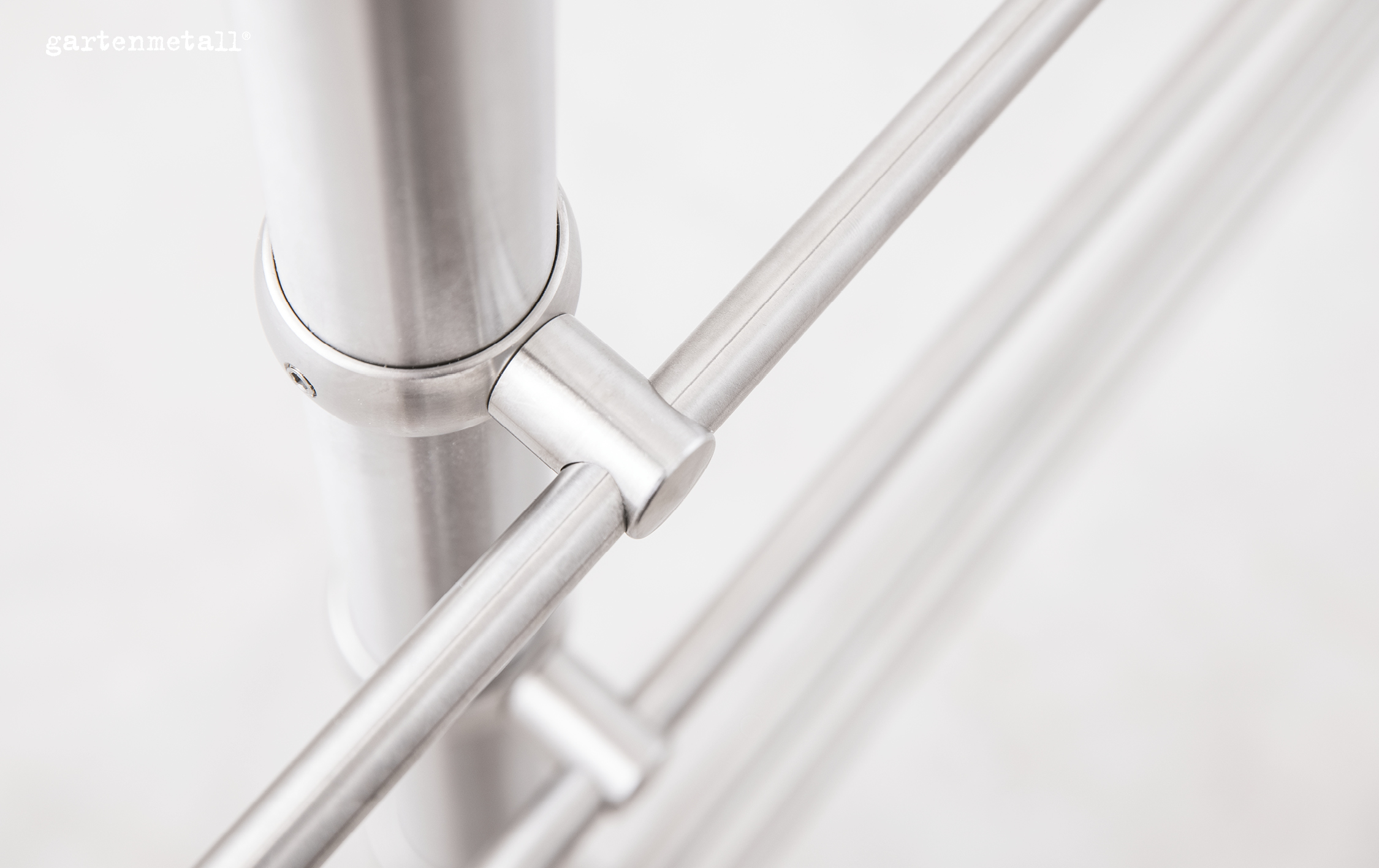 Ein Edelstahlgeländer verbindet sich in einem hellen Hintergrund. Der Text 'gartenmetall®' erscheint oben links.