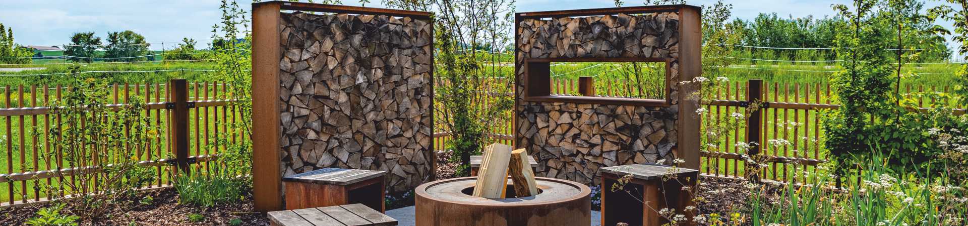 Sichtschutzwand und Kaminholzregal aus Cortenstahl