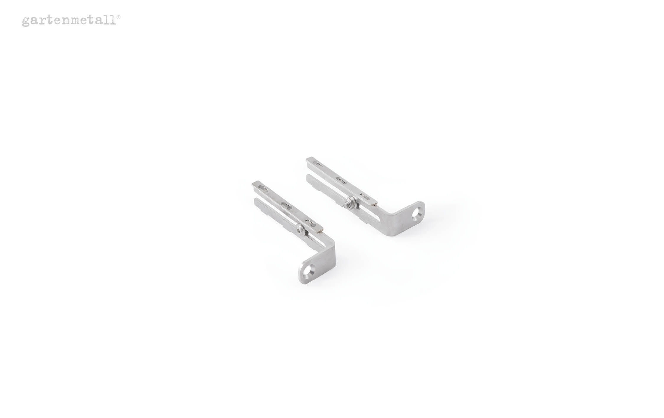 Zwei silberne Metallwinkel liegen nebeneinander auf weißem Hintergrund. Oben links im Bild steht „gartenmetall®“.