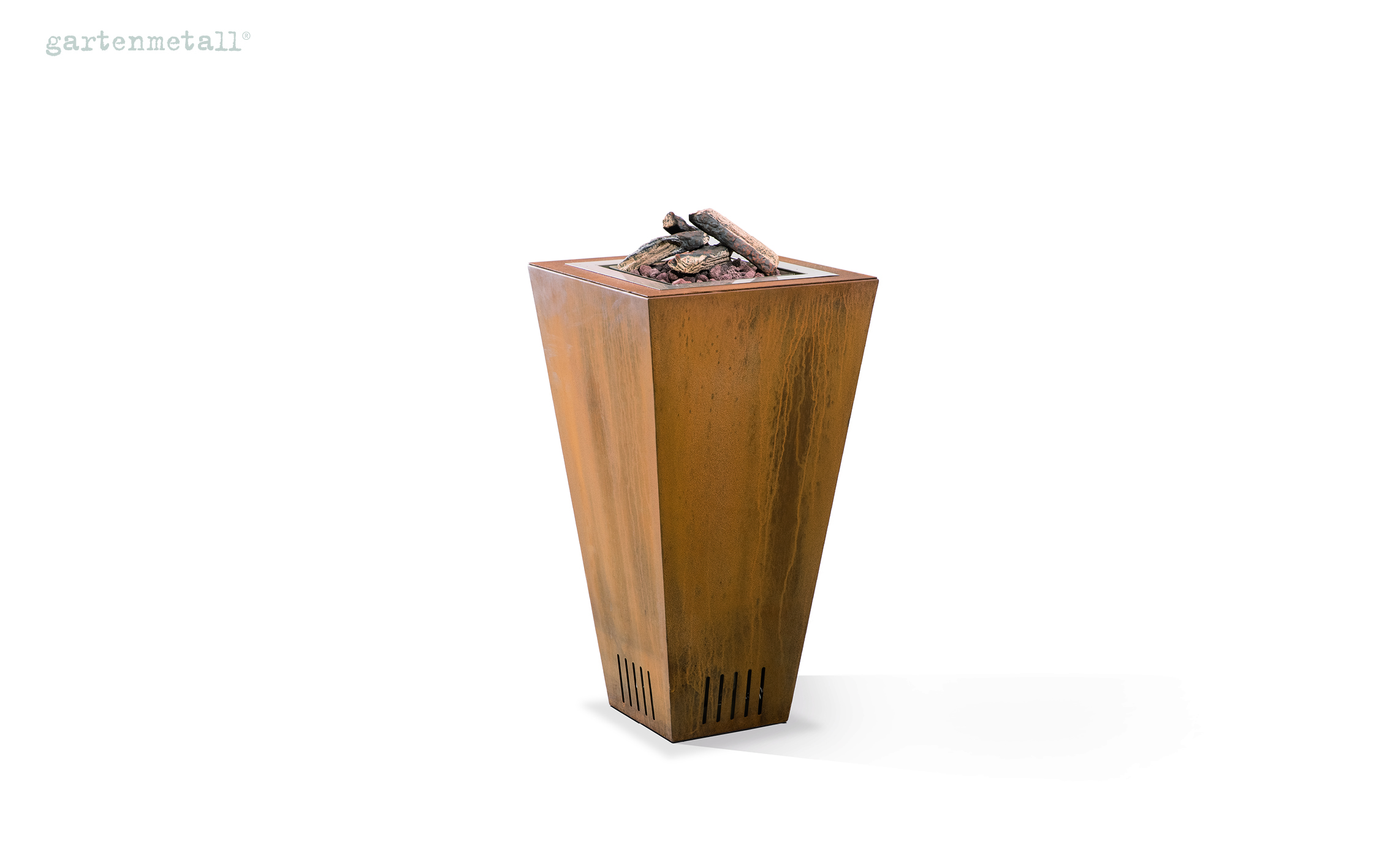Ein rostbrauner, pyramidenförmiger Feuerkorb steht aufrecht, enthält Holzscheite und steht isoliert auf weißem Hintergrund. Text: 'gartenmetall®'.