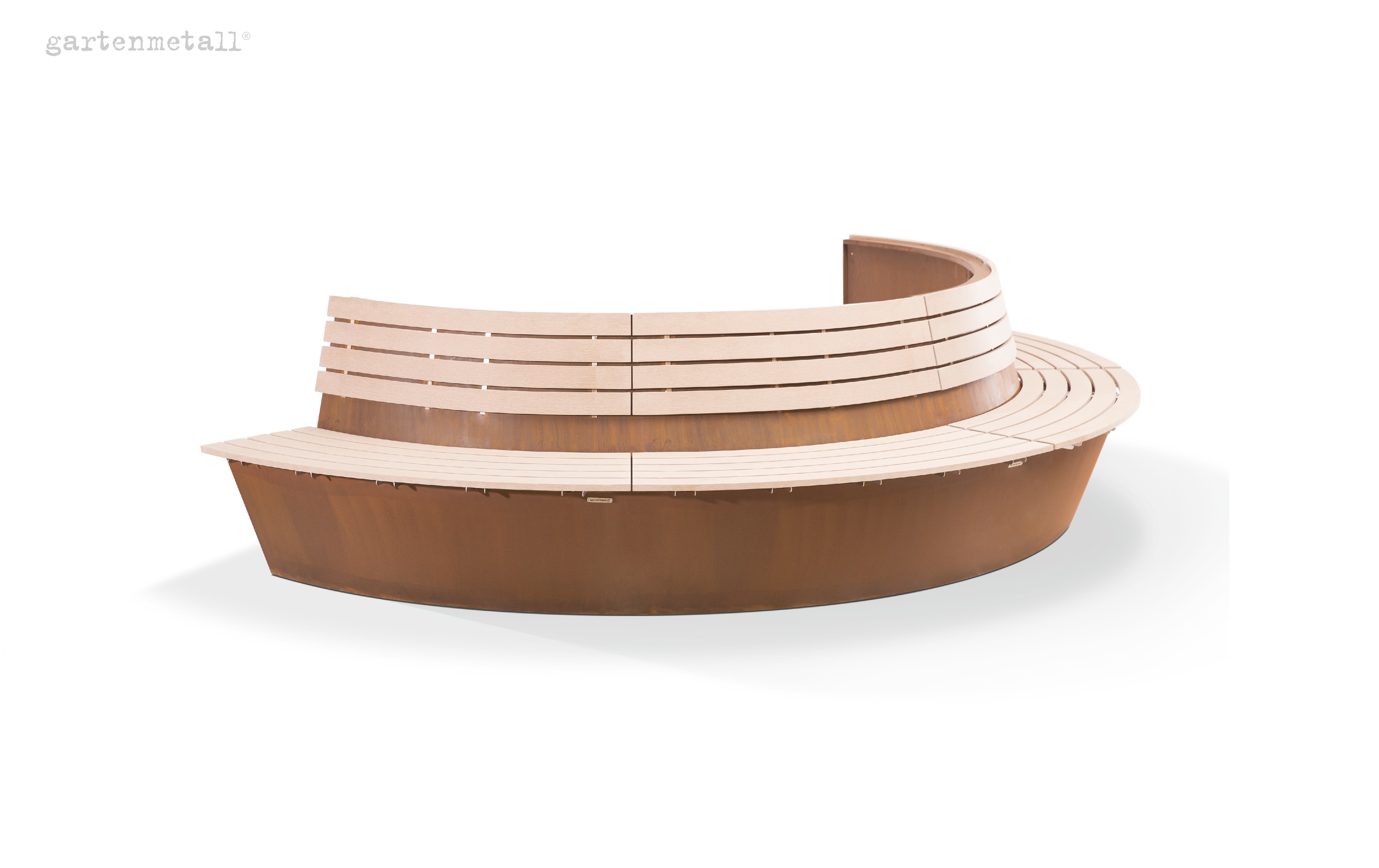 Rundbank aus Holz und Metall, stehend in halbrundem Design, genutzt zur Sitzgelegenheit in einem minimalistischen, weißen Kontext. Text: 'gartenmetall'.
