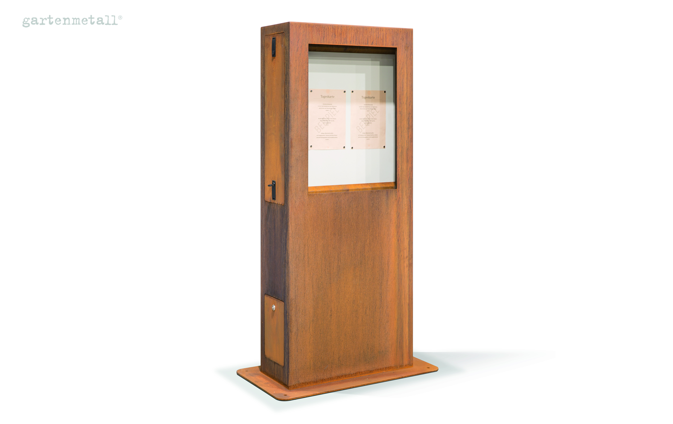 Metallene Informationstafel mit gläsernem Fenster zeigt zwei Menüblätter. Oberfläche rostfarben, stabil auf rechteckigem Sockel stehend. Oben links Text: 'gartenmetall®'.