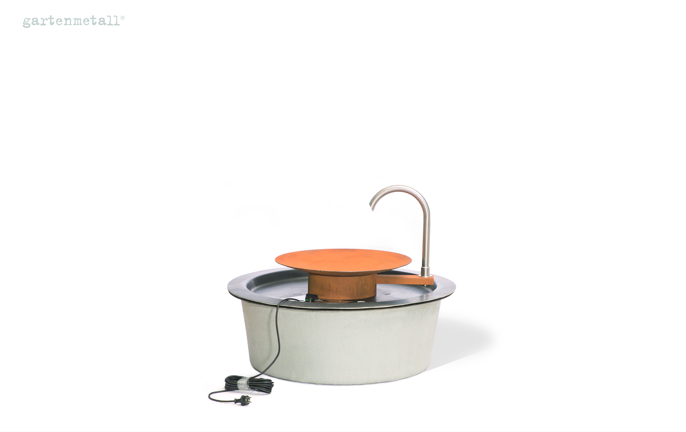 Eine runde Metallfeuerschale mit zentralem Deckel und seitlichem bogenförmigem Wasserhahn steht auf einfachem Untergrund, ein Stromkabel liegt daneben. Text: 'gartenmetall®'.