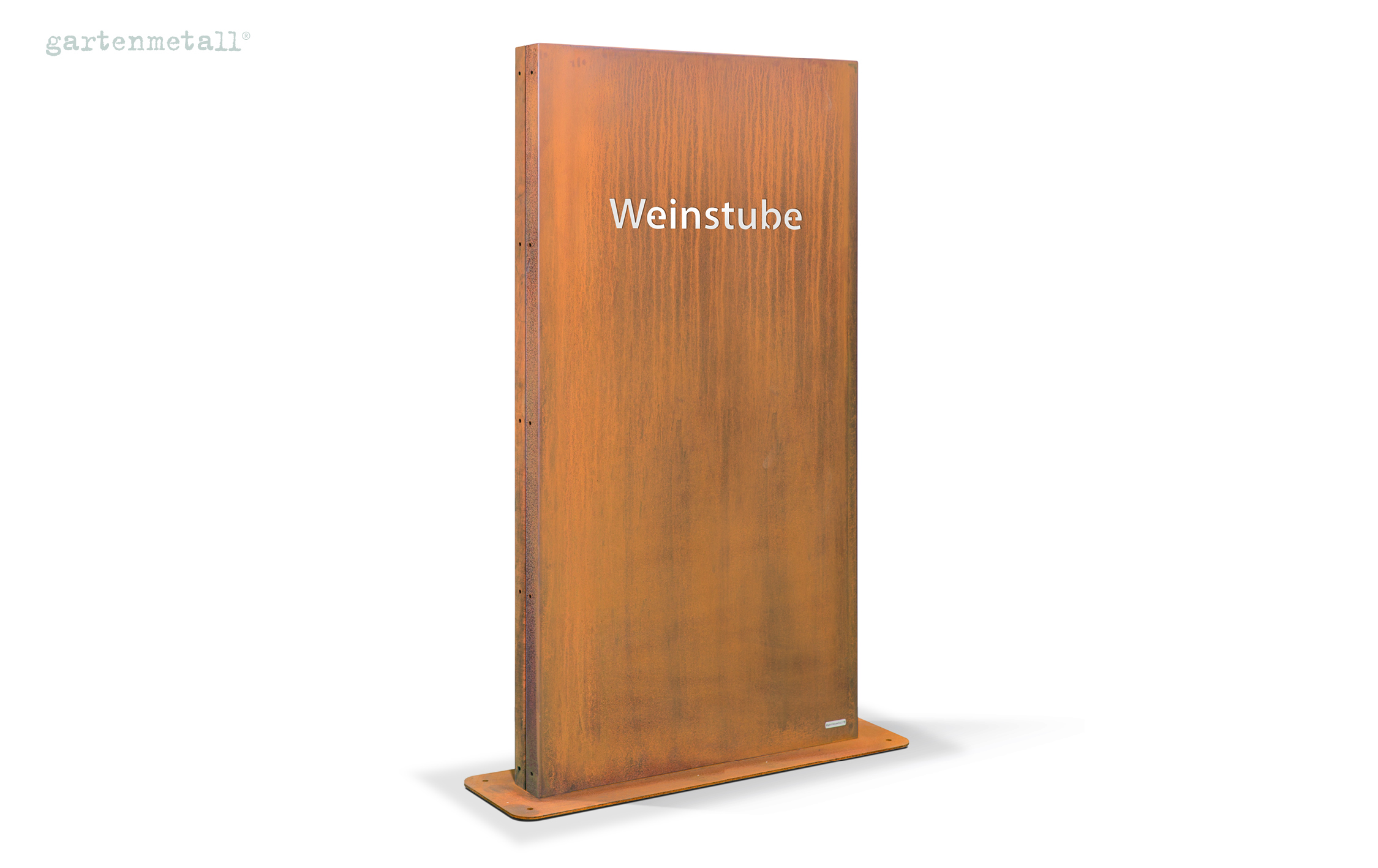 Rostfarbene Metalltafel mit der Aufschrift 'Weinstube', steht vertikal auf einem Sockel, vor neutralem weißem Hintergrund. Links oben befindet sich der Schriftzug 'gartenmetall®'.