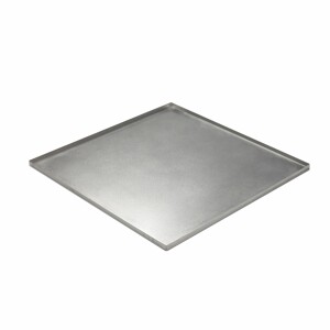 Eine quadratische Metallplatte liegt flach und glänzend auf einer weißen, neutralen Oberfläche.