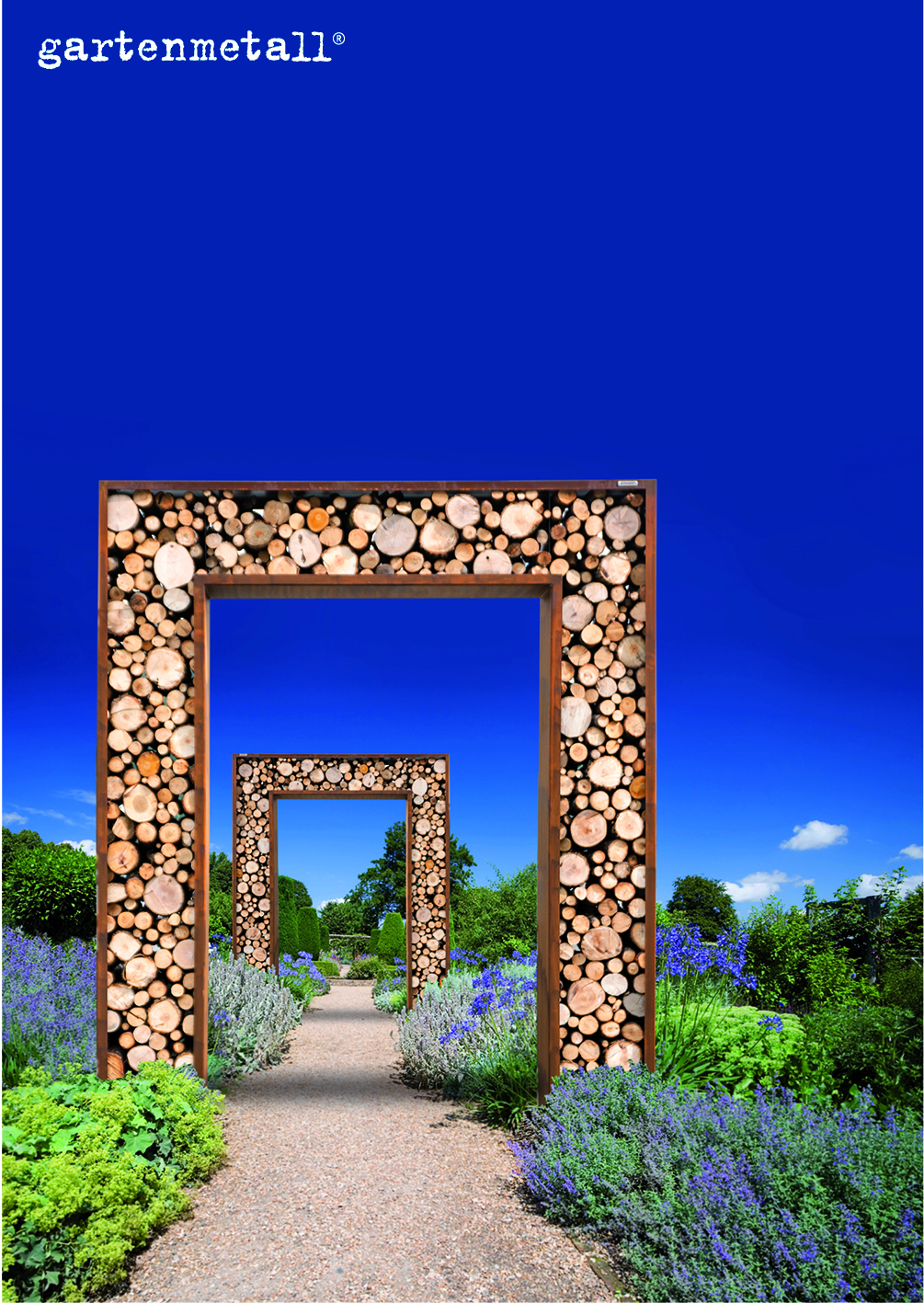Eine Holztorstruktur steht entlang eines Kieswegs, umgeben von üppigen grünen Büschen und lila Blüten unter klarem blauem Himmel. Oben links steht 'gartenmetall®'.