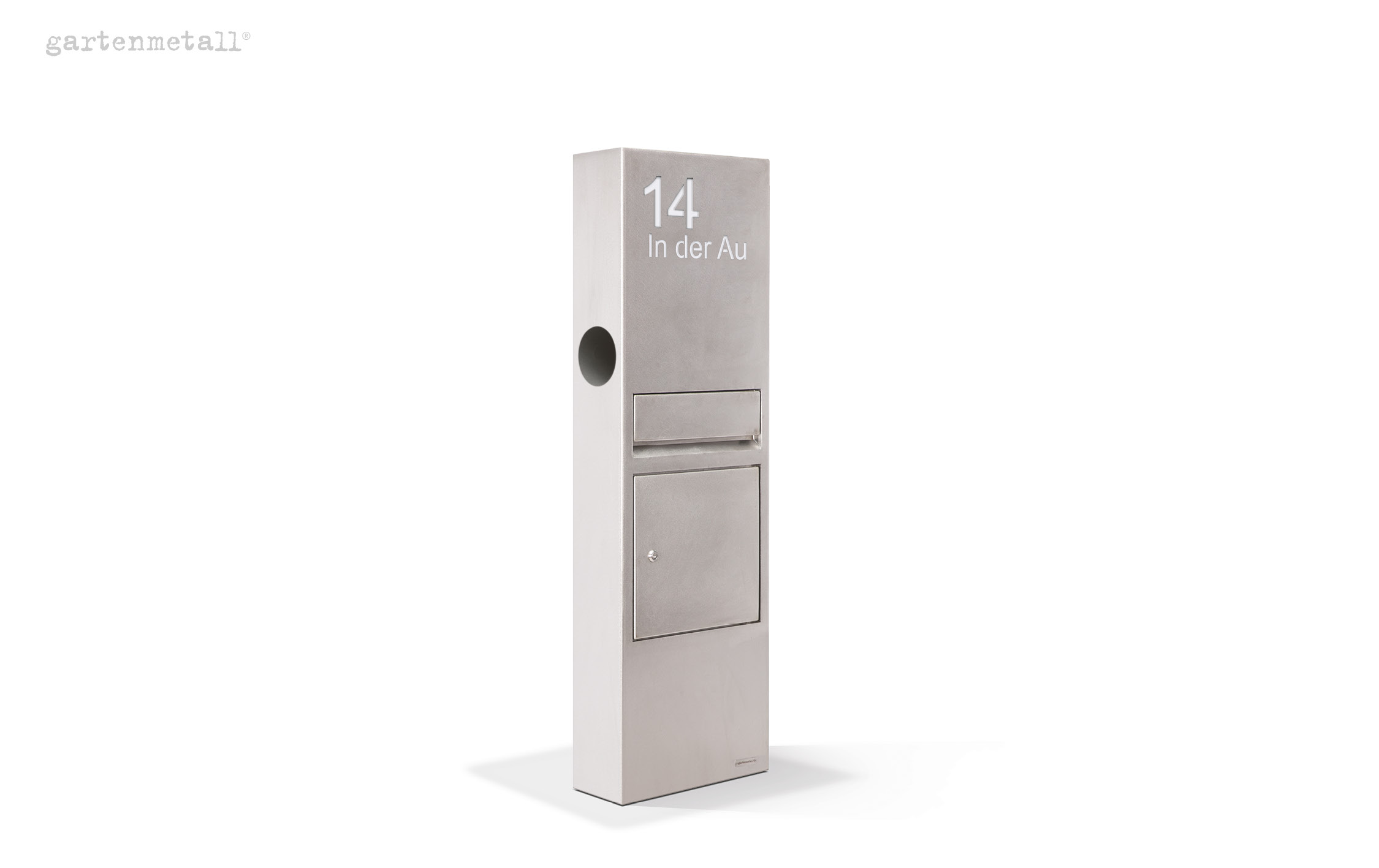 Metallischer Briefkasten steht frei, mit Aufschrift „14 In der Au“, von gartenmetall®. Weiße schlichte Umgebung, betont modernes Design.