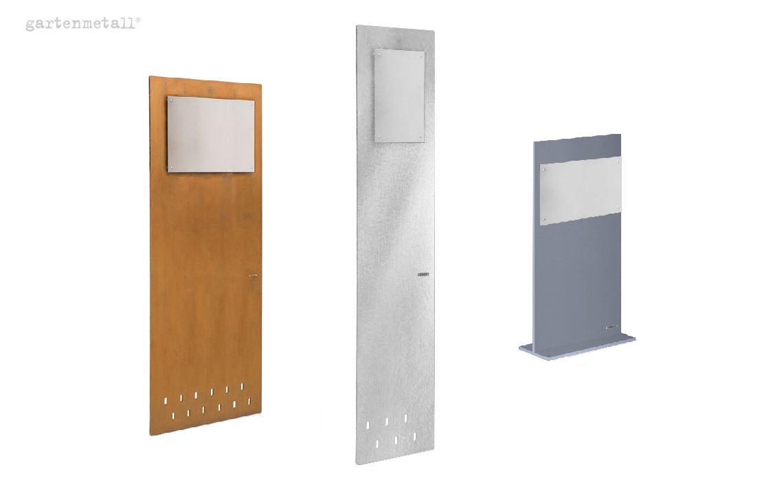Drei freistehende Metallsäulen mit rechteckigen, silbernen Platten oben, stehen nebeneinander. Links rostbraun, Mitte silbern, rechts grau. Text links oben: 'gartenmetall®'.
