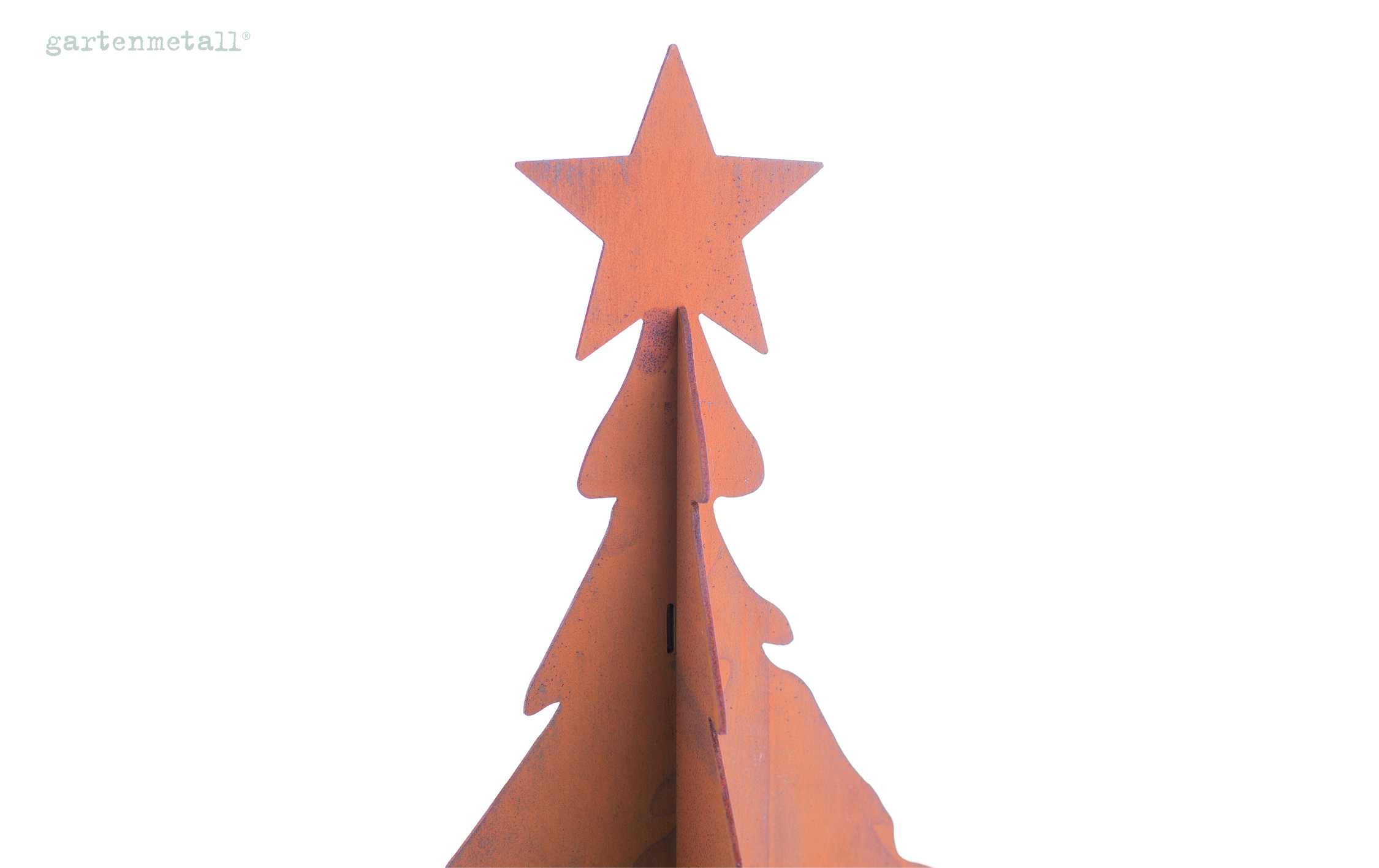 Metall-Weihnachtsbaum, stillstehend, mit rostiger Oberfläche und Stern an der Spitze, vor weißem Hintergrund. Text links oben: 'gartenmetall®'.