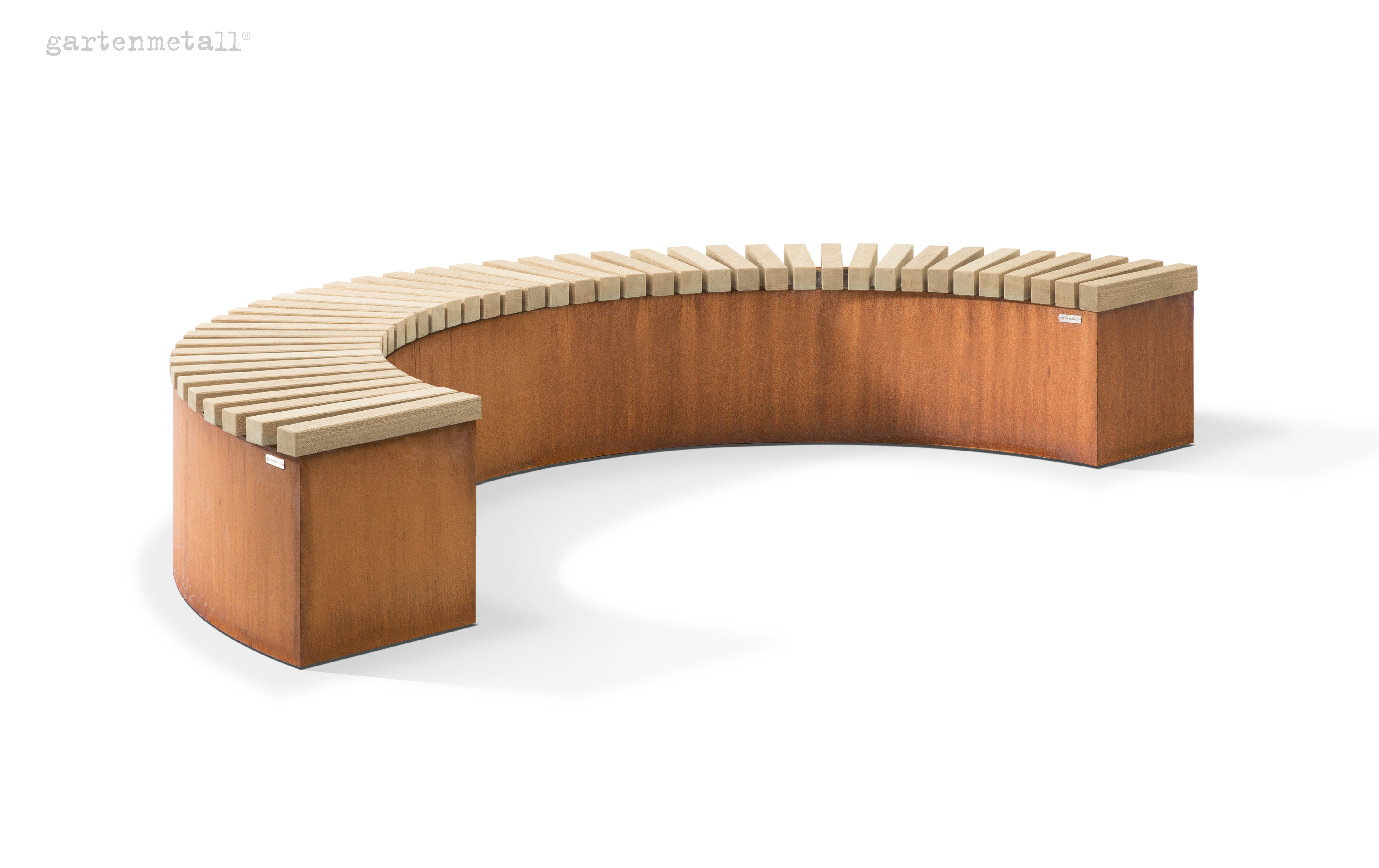 Olivbraune, gebogene Holzsitzbank platziert auf rostfarbenem Metallsockel im leeren Raum. Text: 'gartenmetall®'.