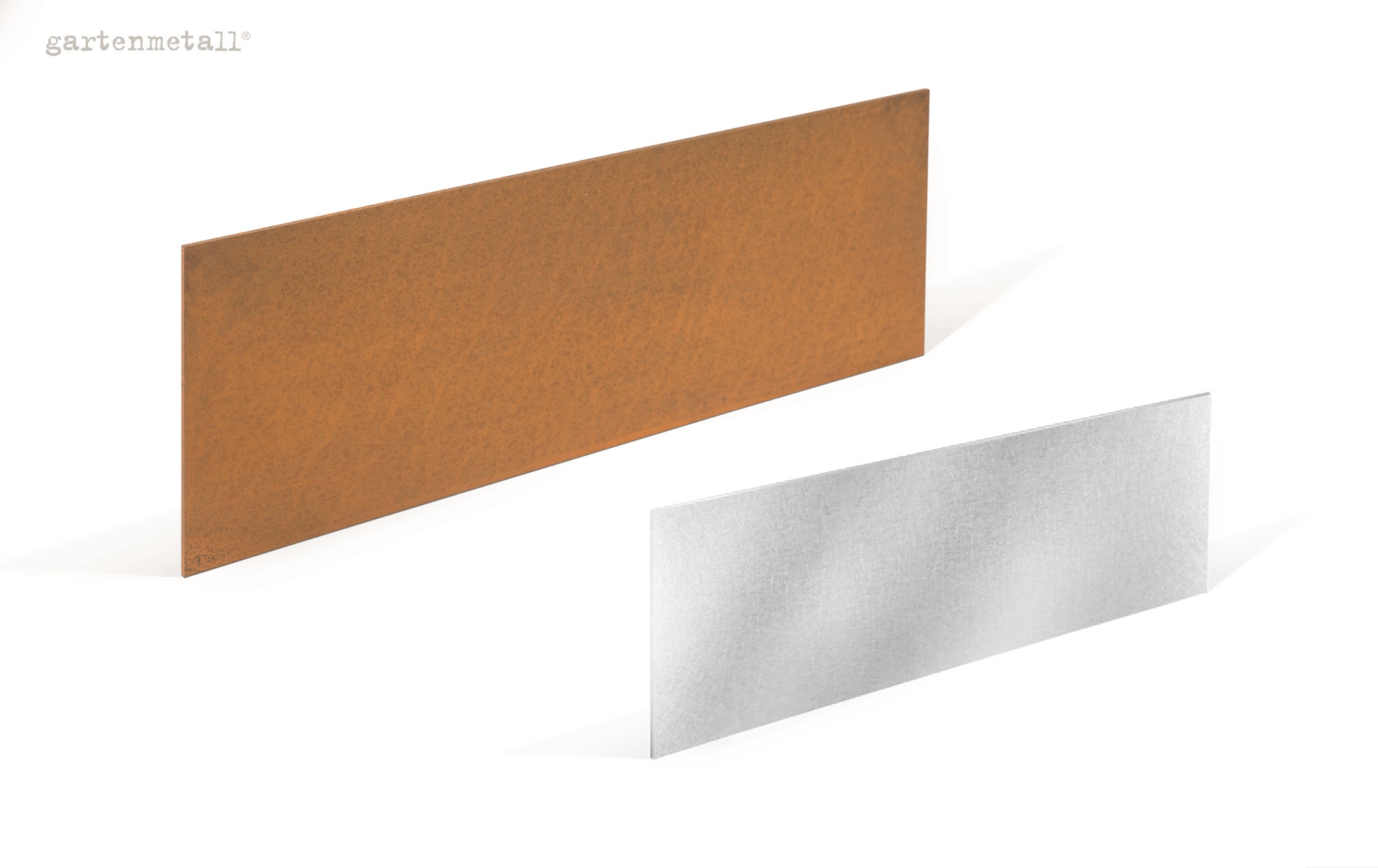 Zwei Metallplatten, eine rostig-braun, eine silbern, stehen nebeneinander auf weißem Hintergrund. Oben links steht „gartenmetall®“.