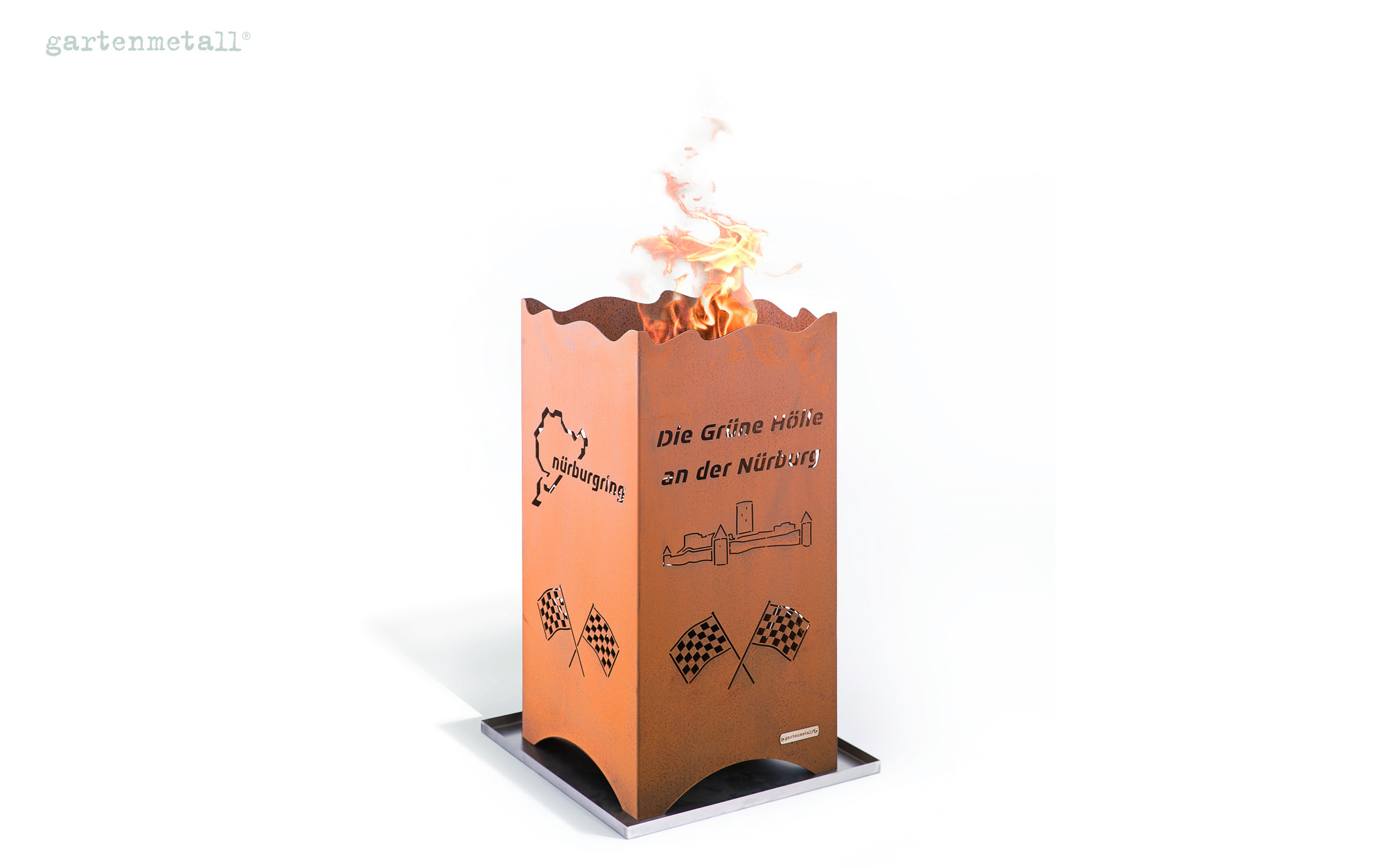 Ein hoher, rostbrauner Feuerkorb mit brennenden Flammen, verziert mit dem Text „Die Grüne Hölle an der Nürburg“ und „nürburgring“ sowie Rennflaggen, steht auf einem rechteckigen Sockel.