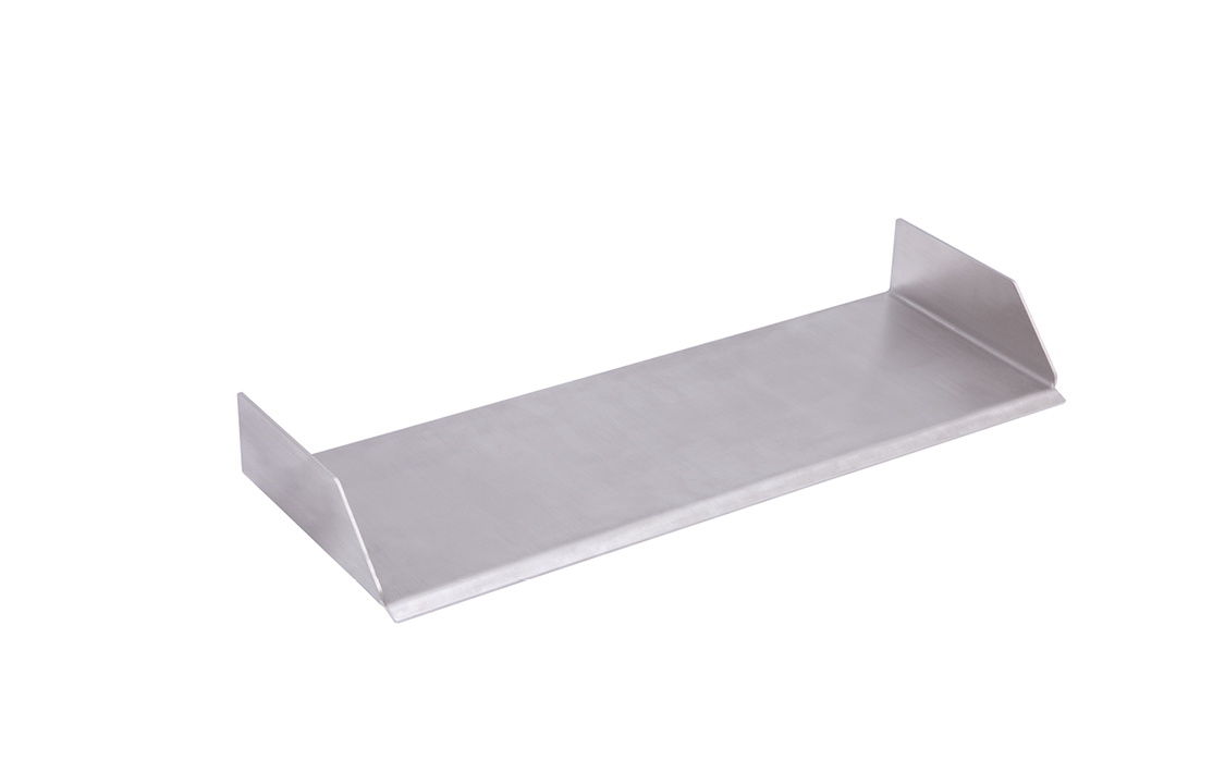 Metallplatte liegt auf weißem Hintergrund, rechtwinklig gebogene Kanten an den Seiten, bildet flaches, rechteckiges Tablett in neutralem Umfeld.