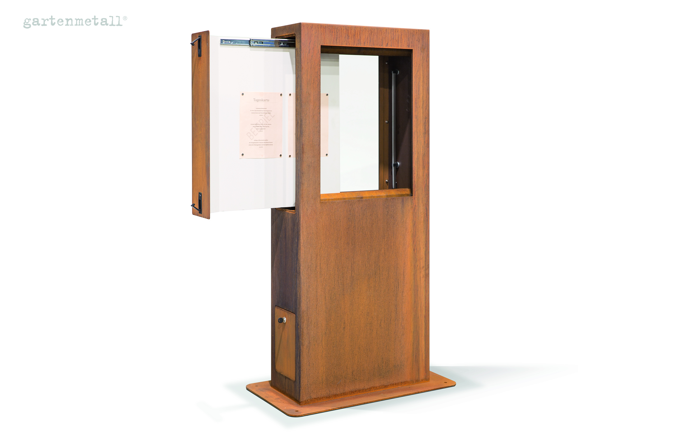 Rostfarbene Metallsäule mit Seitenfach, zeigt ein Dokument mit „Tageskarte“ im Innenraum, umgeben von neutralem Hintergrund. Markierung: „gartenmetall®“.