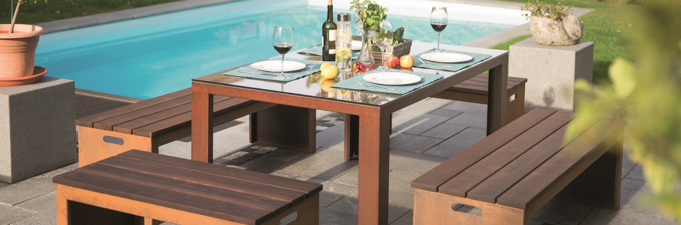 Tisch-Bank-Kombination für die Terrasse aus witterungsbeständigen  Cortenstahl
