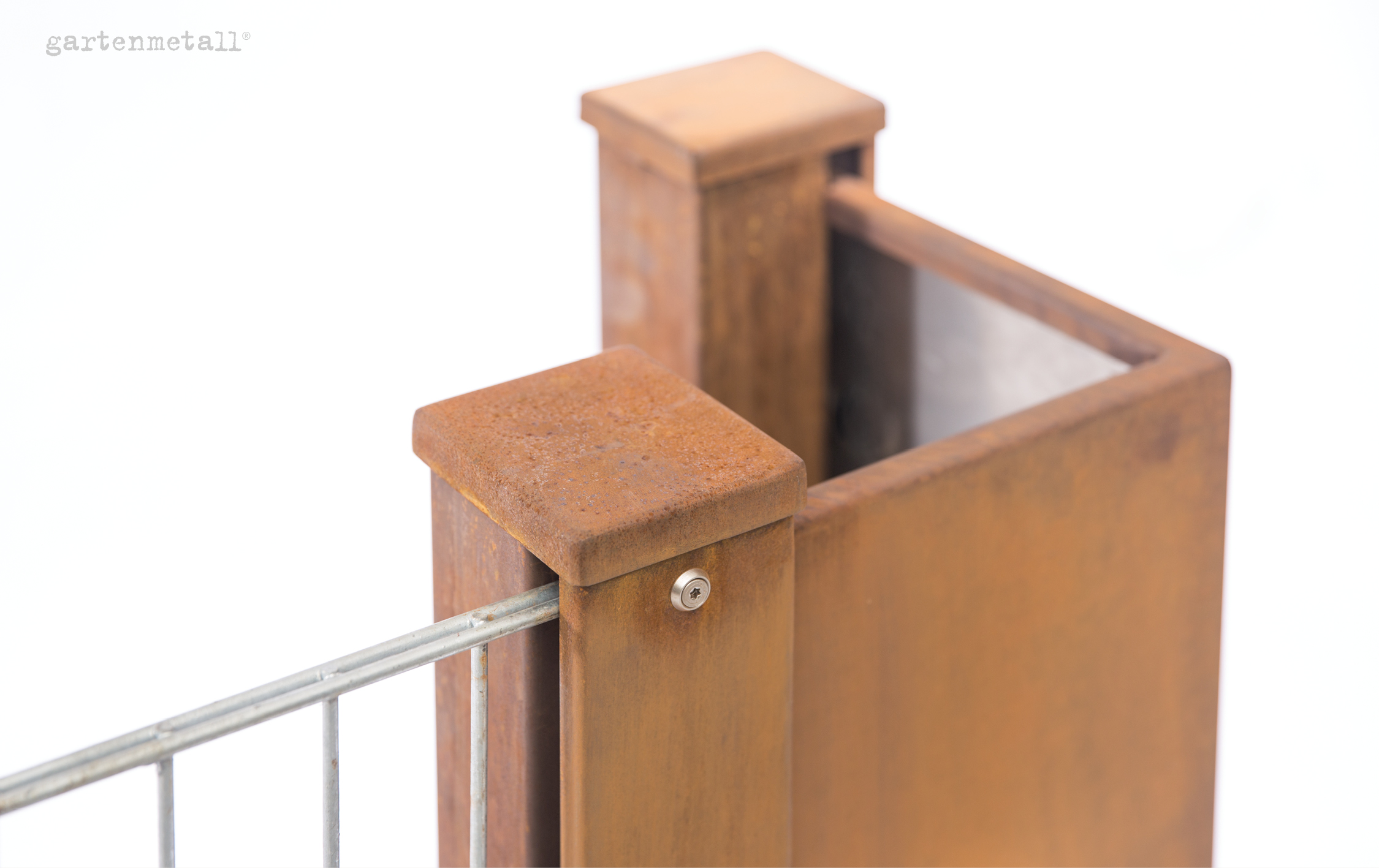 Metallpfosten in Rostoptik, steht stabil, mit Drahtzaun verbunden, umgeben von hellem Hintergrund. Text: 'gartenmetall®'.