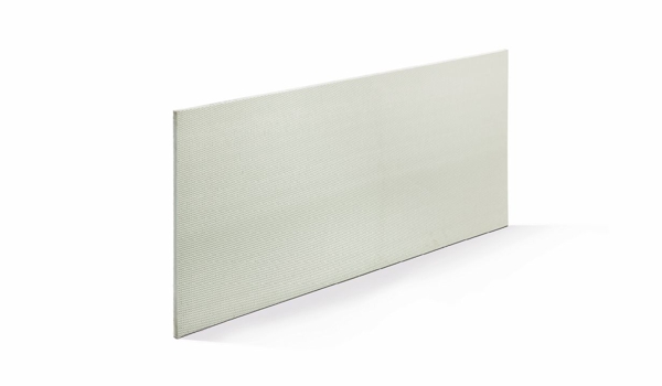 Ein rechteckiges, weißes Paneel steht vertikal auf einer weißen Fläche, ohne textliche oder bildliche Details im Hintergrund.