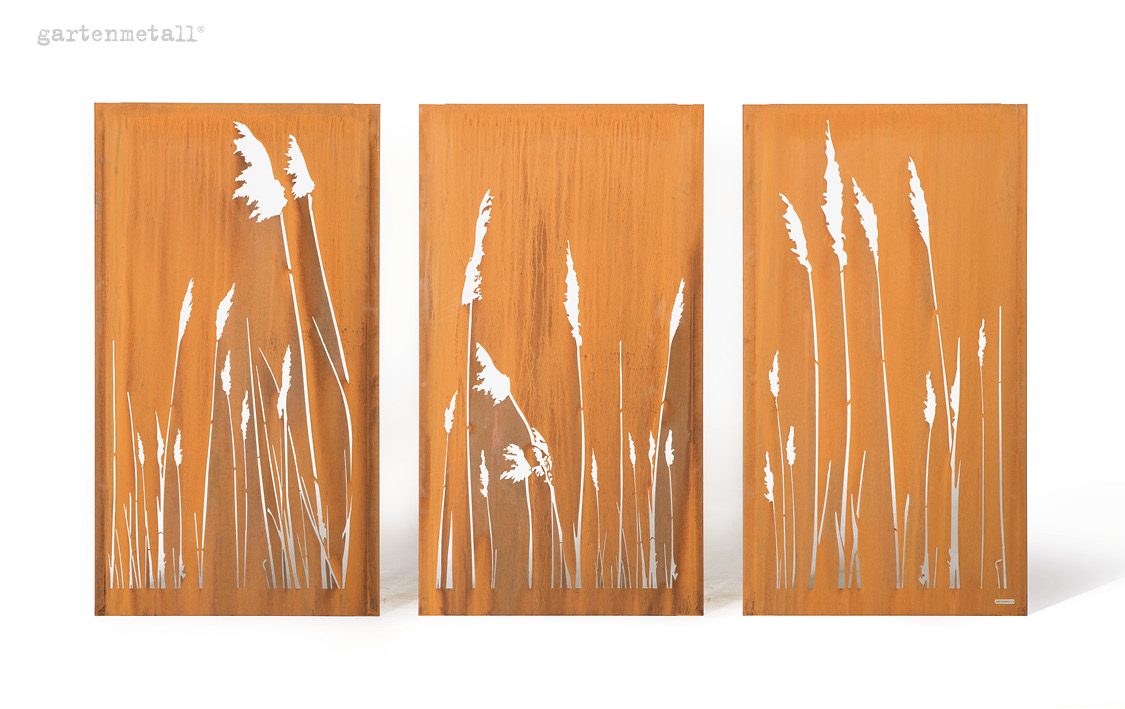 Rostfarbene Metallplatten zeigen geschnittene Gräsermuster, vertikal ausgestellt. Im Hintergrund steht das Wort 'gartenmetall®' geschrieben.