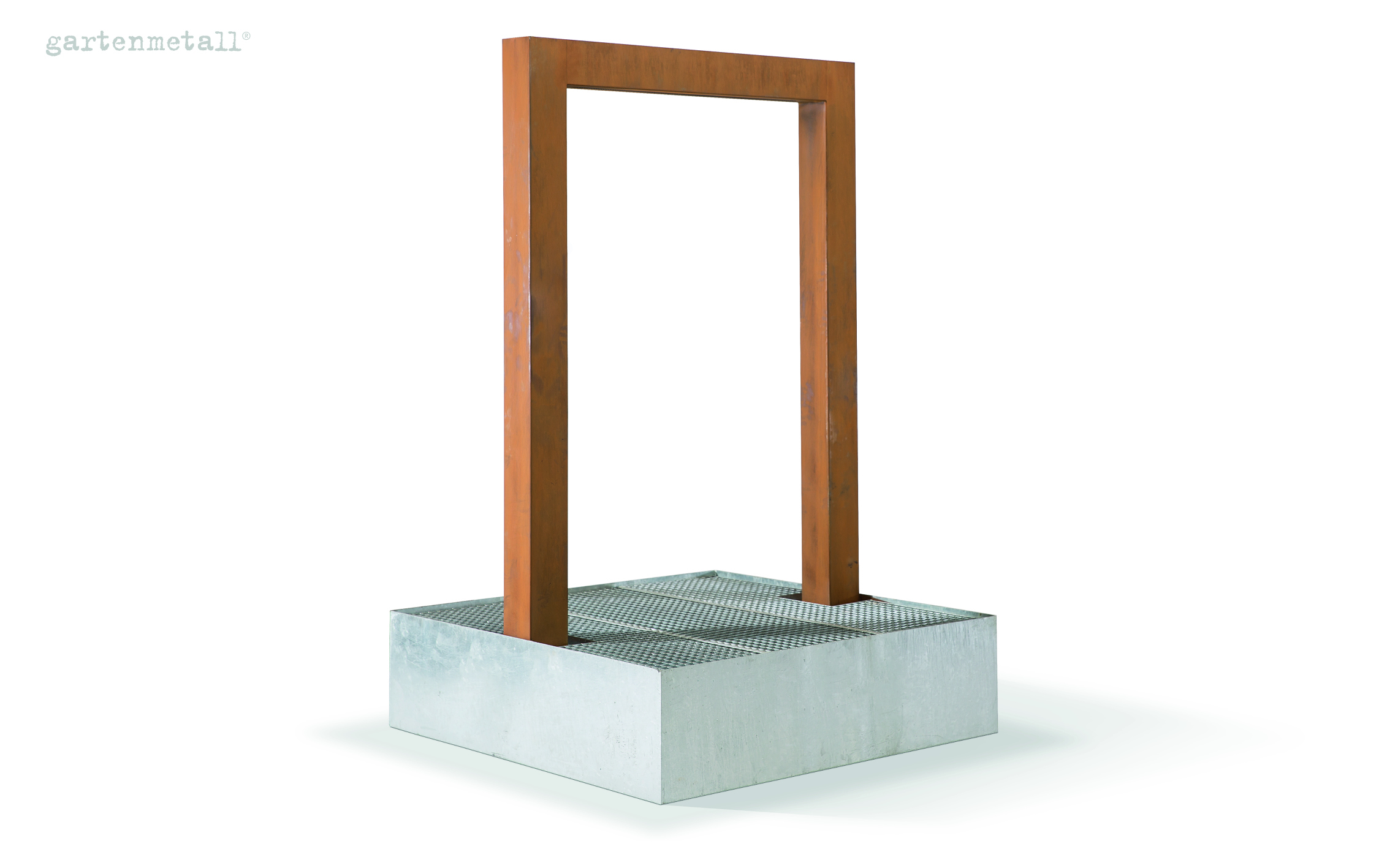 Ein rostfarbener Metallrahmen steht auf einem quadratischen, gitterüberspannten Betonblock, im weißen Hintergrund befindet sich der Text 'gartenmetall®'.