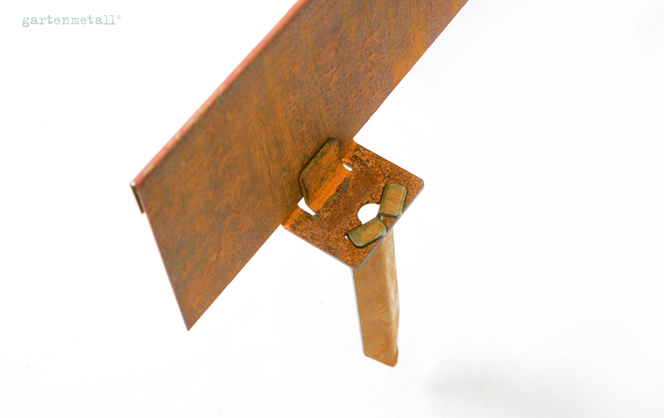 Ein rostiger Metallstab mit quadratischem Halter steht aufrecht auf weißem Hintergrund. Oben links ist der Text „gartenmetall®“ zu sehen.