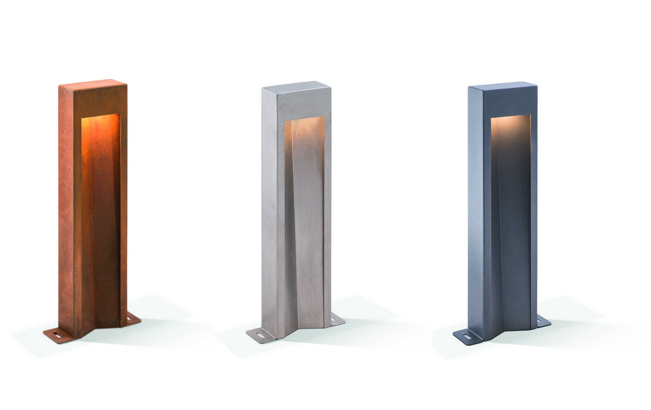 Drei moderne, rechteckige Außenleuchten in verschiedenen Farben leuchten sanft. Sie stehen nebeneinander auf einem neutralen Hintergrund, jeweils befestigt auf einer Platte.