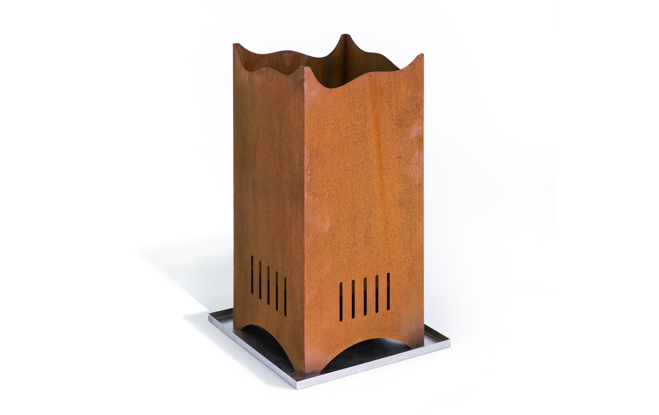 Ein brauner, rechteckiger Metallständer mit gewellter Oberkante und Schlitzen am unteren Rand steht auf einem quadratischen Sockel in neutralem, lichtdurchflutetem Umfeld. Kein Text vorhanden.