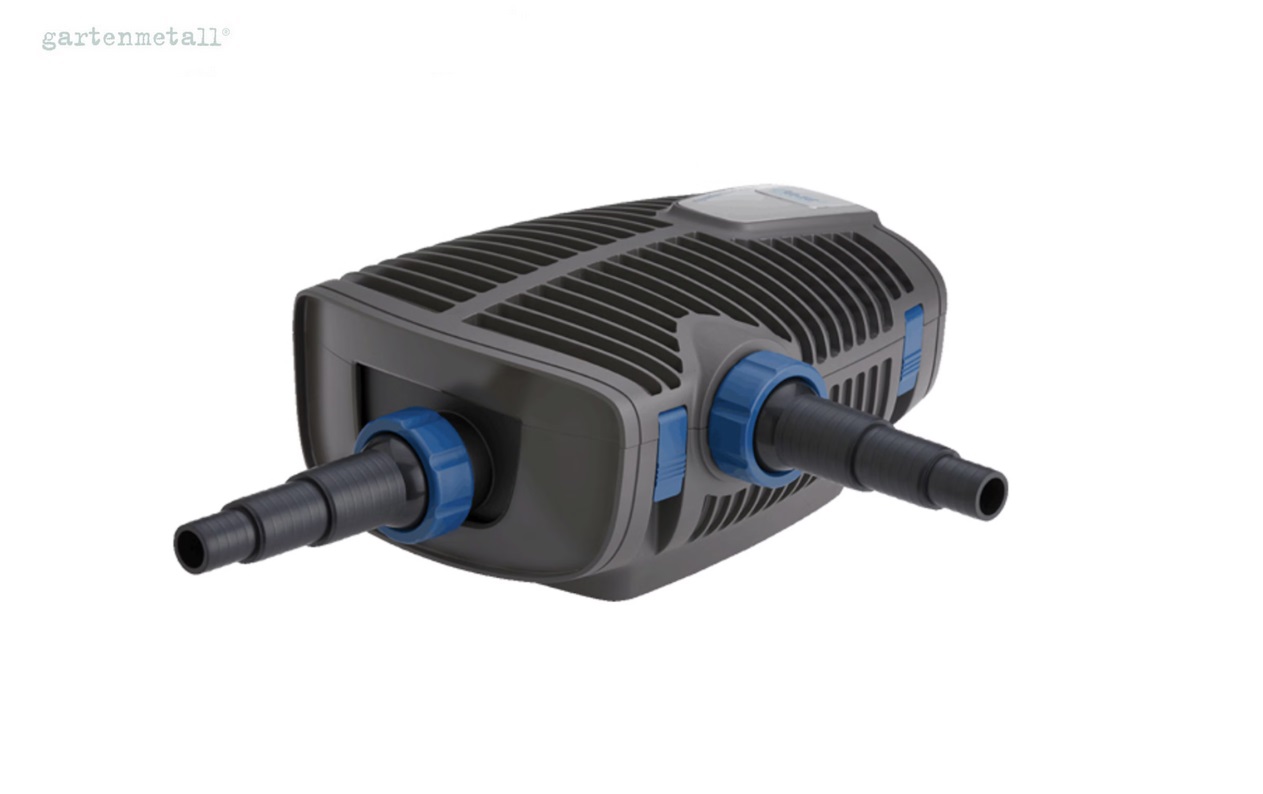 Wasserpumpe steht flach auf weißem Hintergrund, zwei schwarze Anschlussstutzen mit blauen Ringen ragen heraus. Oberseite mit Lüftungsschlitzen. Text: 'gartenmetall®' oben links.