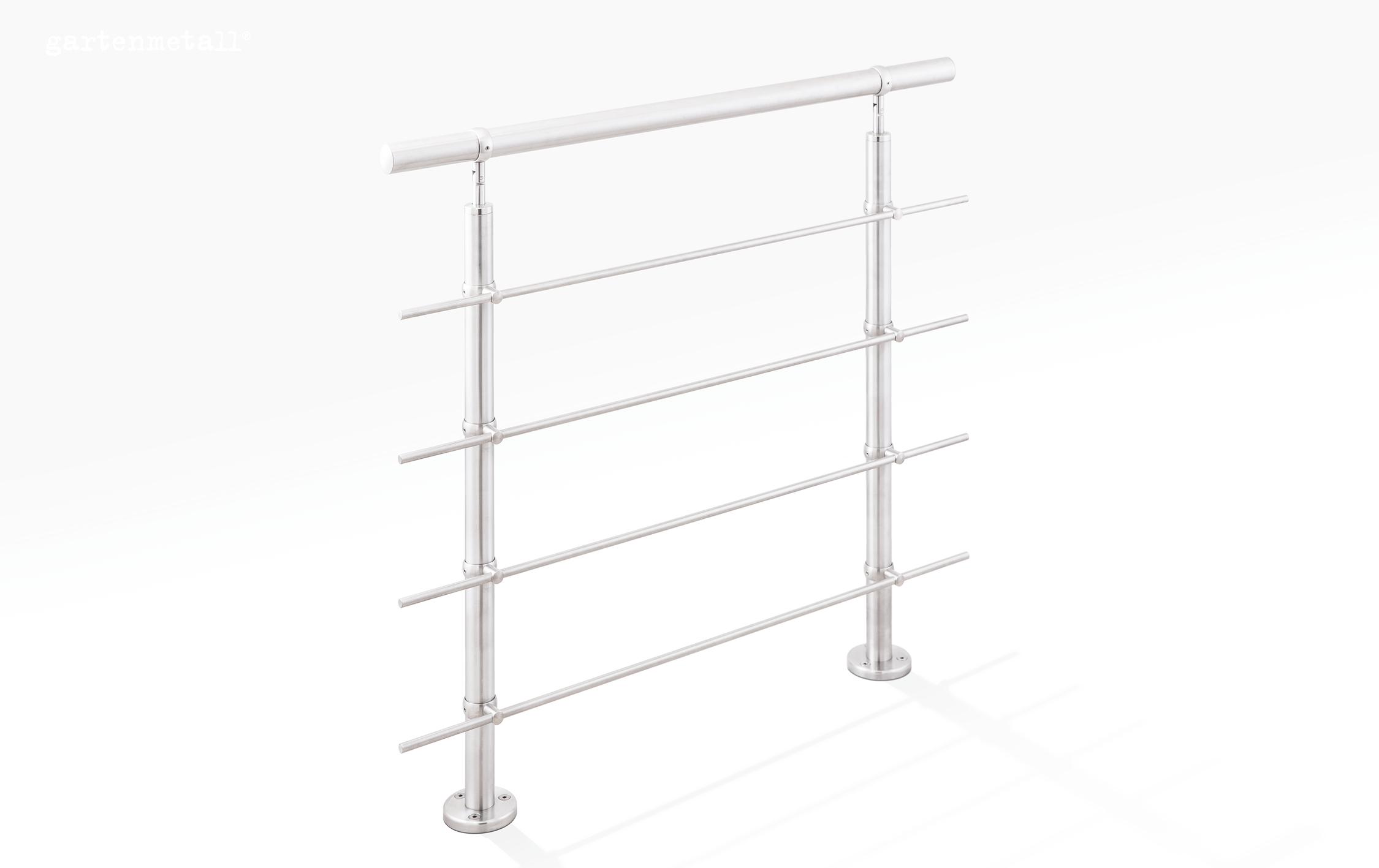 Ein stabiles Edelstahlgeländer steht aufrecht, bestehend aus mehreren horizontalen Stäben und zwei vertikalen Stützpfosten. Kontextloser, weißer Hintergrund. Text: 'gartenmetall®'.