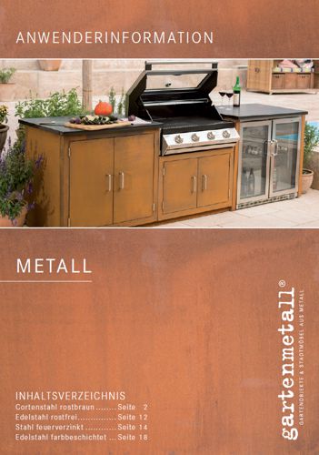 Außenküche mit Edelstahlgrill und Schränken im Garten, umgeben von Pflanzen. Text: „ANWENDERINFORMATION METALL gartenmetall® INHALTSVERZEICHNIS Cortenstahl…Seite 2, Edelstahl…Seite 12, Stahl…Seite 14, Edelstahl…Seite 18”.