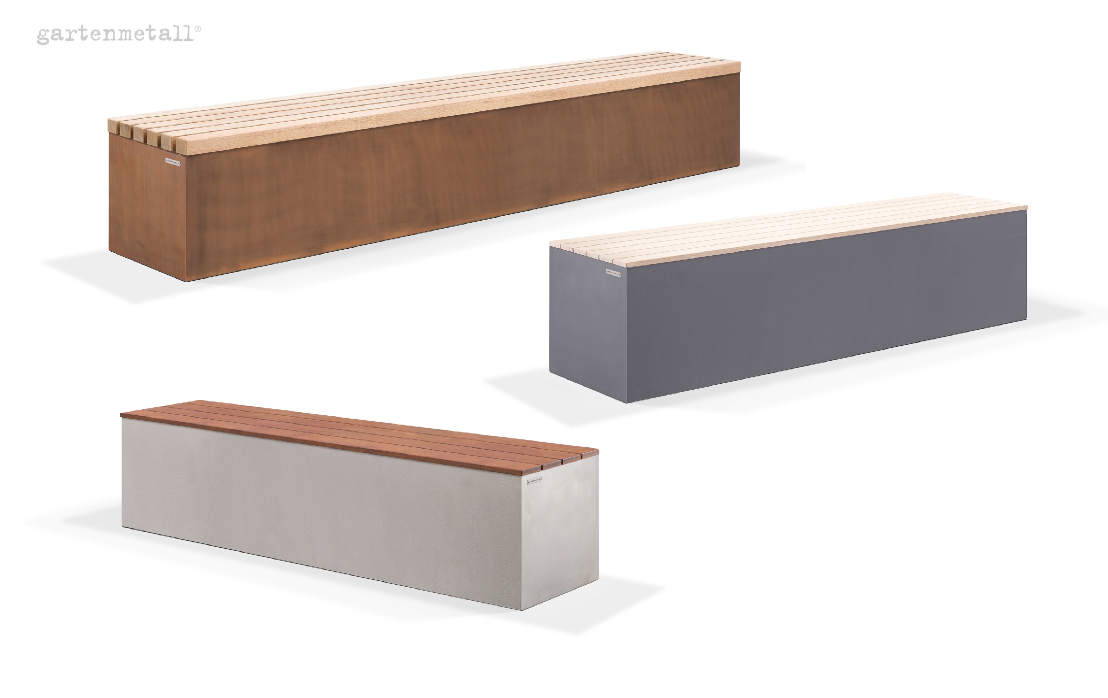 Verschiedene moderne Sitzbänke stehen in einem hellen Raum; oben links „gartenmetall®“ in grauer Schrift. Sie zeigen klare Linien und neutrales Design.