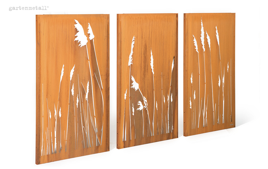 Drei rostfarbene Metallplatten zeigen ausgestanzte Schilfgras-Motive. Sie stehen in einer Galerie-artigen Anordnung. Text oben links: „gartenmetall®“.