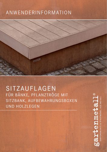 Holz-Sitzauflage liegt auf einem rostfarbenen Metallkasten, umgeben von Pflastersteinen. Text: 'ANWENDERINFORMATION, SITZAUFLAGEN FÜR BÄNKE, PFLANZTRÖGE MIT SITZBANK, AUFBEWAHRUNGSBOXEN UND HOLZLEGEN, gartenmetall®'.