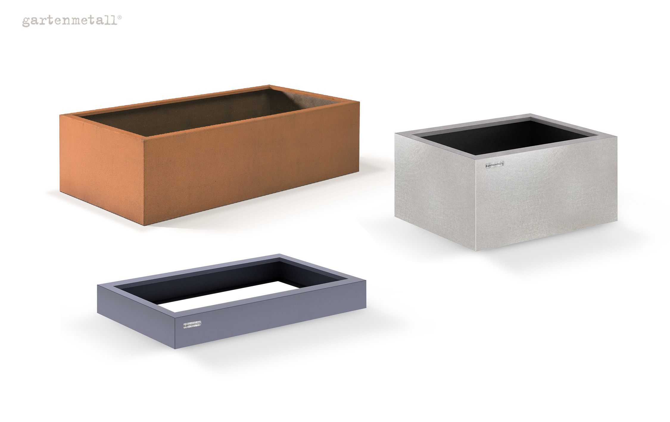 Rechteckige Metallpflanzkübel unterschiedlicher Größe stehen still auf weißem Hintergrund. Links oben steht 'gartenmetall®'.