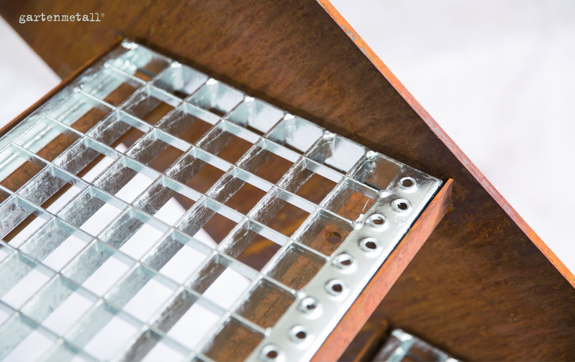 Stringer staircase WANGA 1000 with hot-dip galvanised grating 6 steps